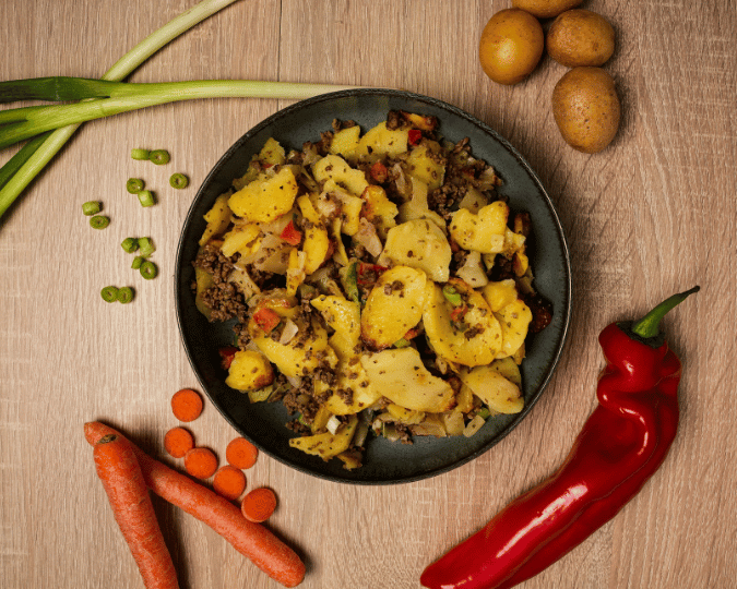 Erdäpfel-Gröstl mit Faschiertem und Kraut