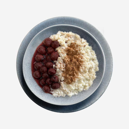 Milchreis mit Zimt und Sauerkirschen