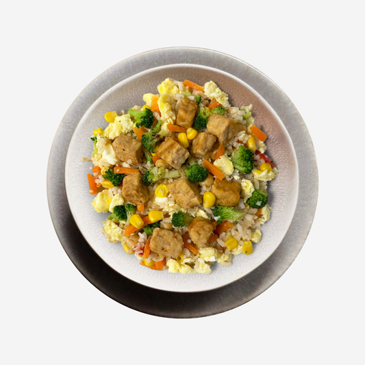 Vollkornreis-Gemüsepfanne mit Rührei und Tempeh