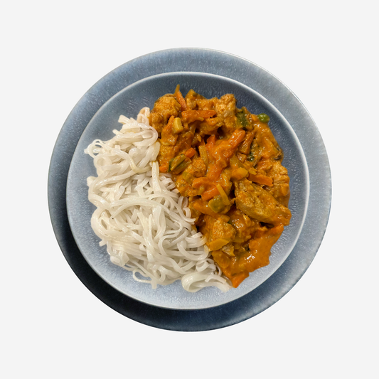 Thai Red Curry mit Sojageschnetzeltem und Reisnudeln